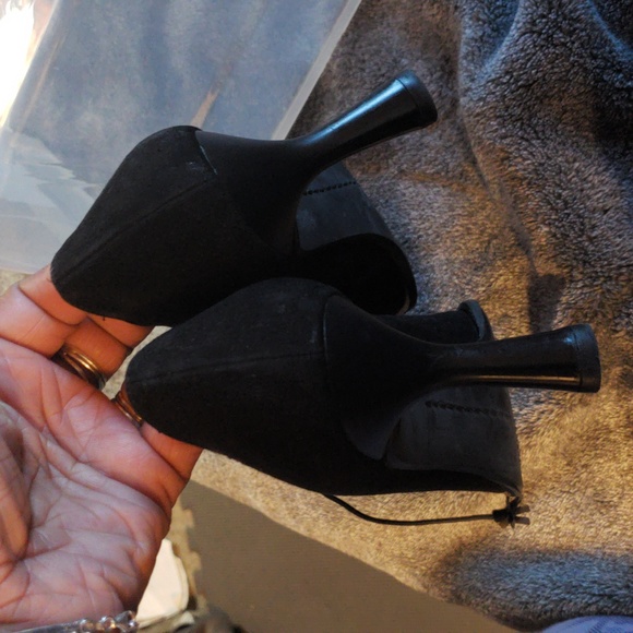 Stuart Weizman bl suede with heel, leather soles. 7M. - Picture 4 of 8